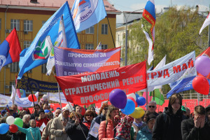 На площади им. Куйбышева в Самаре состоялась праздничная многотысячная демонстрация: ФОТО