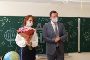 Дмитрий Азаров поздравил первоклассников с Днем знаний на линейке в новой школе на Пятой просеке
