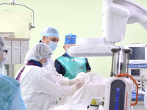 Современное оборудование позволяет проводить диагностические и лечебные вмешательства под рентгенологическим и ультразвуковым контролем.  
