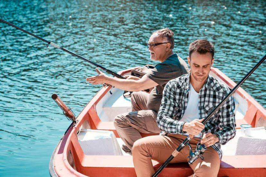 МЧС СО: меры безопасности при рыбалке с лодки