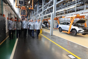 Дмитрий Азаров отметил, что это решение, которое ранее обсуждалось на встречах губернатора с профсоюзной организацией завода, важно вдвойне.