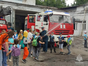 Ребята из лагерей дневного пребывания посетили сразу несколько пожарных частей 3 пожарно-спасательного отряда.