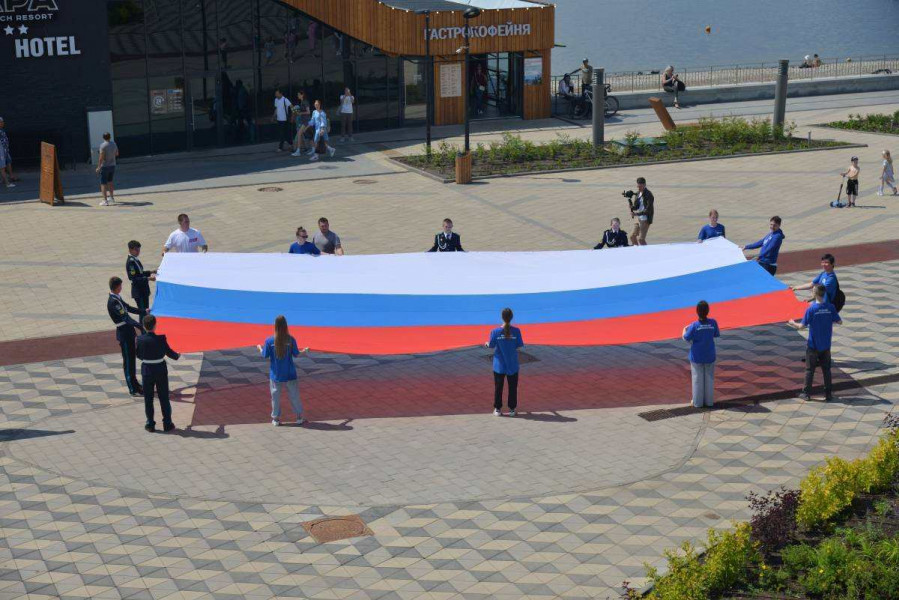 В День России волонтёры партии развернули гигантский триколор на набережных Самарской области