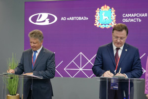 Губернатор Дмитрий Азаров и президент АВТОВАЗа Максим Соколов в рамках ПМЭФ подписали соглашении о сотрудничестве