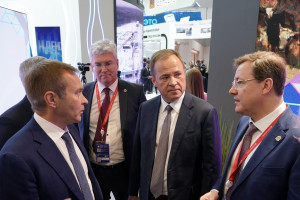 Губернатор Дмитрий Азаров рассказал о реализации проекта по производству беспилотников полпреду Игорю Комарову.