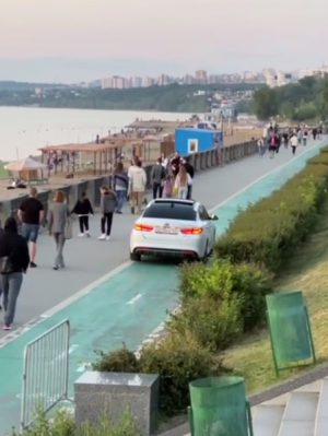 Видео с автомобилем «Kia Optima», который движется по велодорожке, появилось в соцсетях и вызвало большой резонанс.
