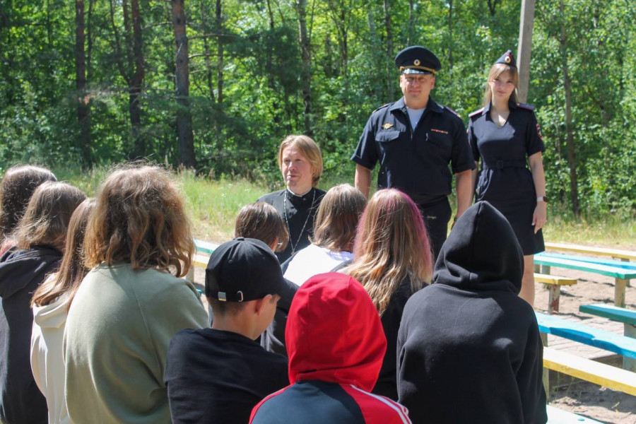 Полицейские и общественники провели профилактические встречи для ребят из детских оздоровительных лагерей