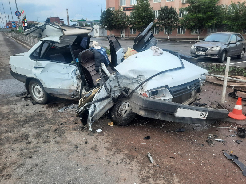 В Самаре автомобиль влетел в ограждение: один погибший, трое пострадавших
