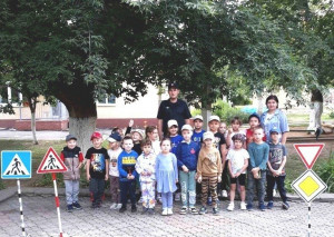В Самарской области полицейские и общественники организовали для детей познавательный досуг