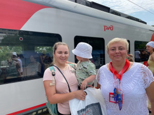 Представители Куйбышевской железной дороги и АО «Самарская ППК» поздравили юбилейного пассажира и вручили памятные сувениры.   