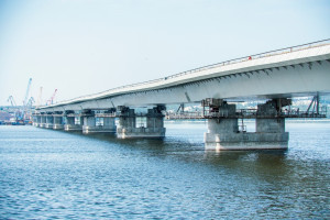 Строительство моста через Волгу идет по графику.