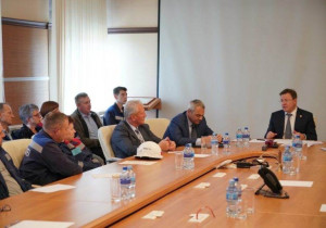 Сегодня губернатор Дмитрий Азаров в рамках рабочей поездки в Нефтегорский район побывал на заводе "Инкатех".