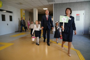 Знакомство с новой школой, которая впервые открыла свои двери, состоялось у детей, проживающих в Автозаводском районе Тольятти.