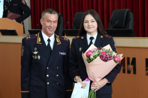 Начальник ГУ МВД СО в торжественной обстановке поздравил сотрудников и ветеранов с профессиональным праздником.