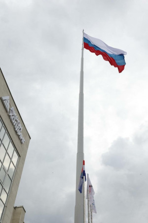Дмитрий Азаров принял участие в поднятии российского флага на территории Электрощит Самара