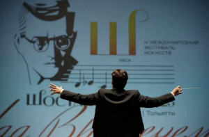На сцене в субботу выступили народный артист России Сергей Шакуров и молодой пианист, лауреат международных конкурсов Иван Бессонов. 