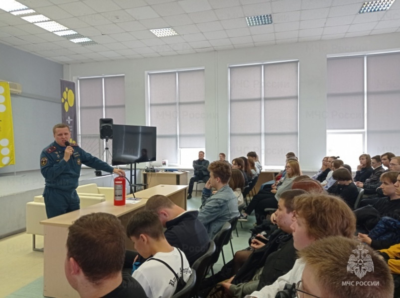 Сотрудники ГУ МЧС СО научили студентов тольяттинского ПГУ пользоваться огнетушителями
