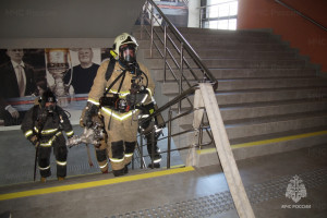 Совершенствовались навыки работы пожарно-спасательных подразделений по ликвидации пожаров в сложных условиях на объектах с массовым пребыванием людей.