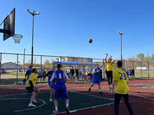 В посёлке Стройкерамика открылась новая баскетбольная площадка
