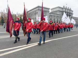 Они прошли в составе парадного расчета по площади имени В.В. Куйбышева в память о трудовом подвиге работников завода в годы Великой Отечественной войны.  