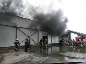 В Тольятти пожар на складе распространился на 300 кв. метров