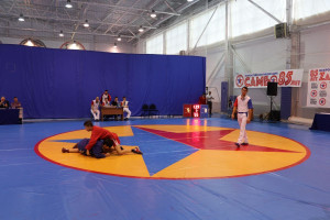 Школьники Самарской области тоже встретили праздник на борцовском ковре, решив помериться силой на соревнованиях.