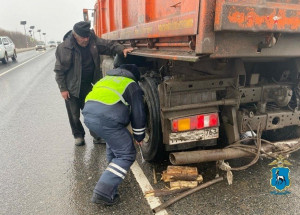 Сотрудники полиции в Самарской области помогли в трудной дорожной ситуации 70-летнему водителю