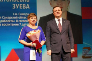 Дмитрий Азаров, приветствуя женщин на торжественном мероприятии, поблагодарил матерей за воспитание достойного поколения великой России.