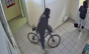 Тольяттинец украл в подъезде велосипед и попал на видео
