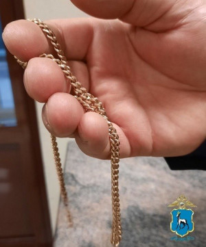 Молодой человек в Новокуйбышевске лишился золотой цепочки из-за грабителя