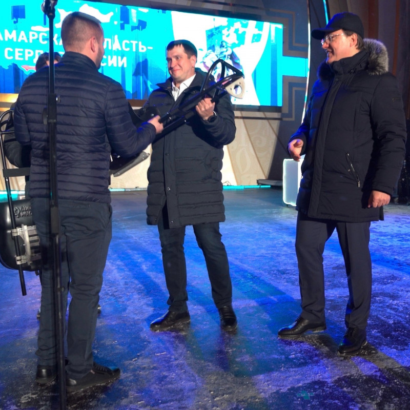 Дмитрий Азаров вручил Паралимпийскому комитету России сани для следж-хоккея, изготовленные в Самарской области