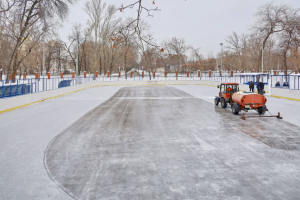 В ночь на 7 декабря «черновой» слой льда образовался в парке Гагарина. Также сегодня залили специальные площадки в парках Победы, 50-летия Октября и Дружбы.