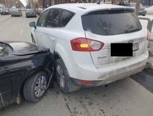 22-летний водитель без прав в Самаре спровоцировал ДТП с двумя машинами