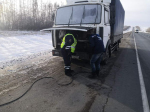 Сотрудники Госавтоинспекции спасли водителя в Сергиевском районе