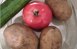 По словам врача, крахмалистые продукты (к ним относится картофель) разделяют на содержащие медленные и быстрые углеводы.
