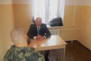 Во время посещения СИЗО Эдуард Иванович встретился с подозреваемыми в совершении экономических преступлений. Также он провел прием по личным вопросам.