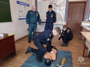 В Тольятти сотрудники облМЧС обучили кадетов приемам сердечно-легочной реанимации