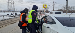 Железнодорожный транспорт имеет преимущество в движении перед всеми остальными видами наземного транспорта. Чтобы остановить поезд нужно время.