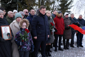  Сегодня Дмитрий Азаров в Сызрани вместе с земляками возложил цветы к мемориальному комплексу.