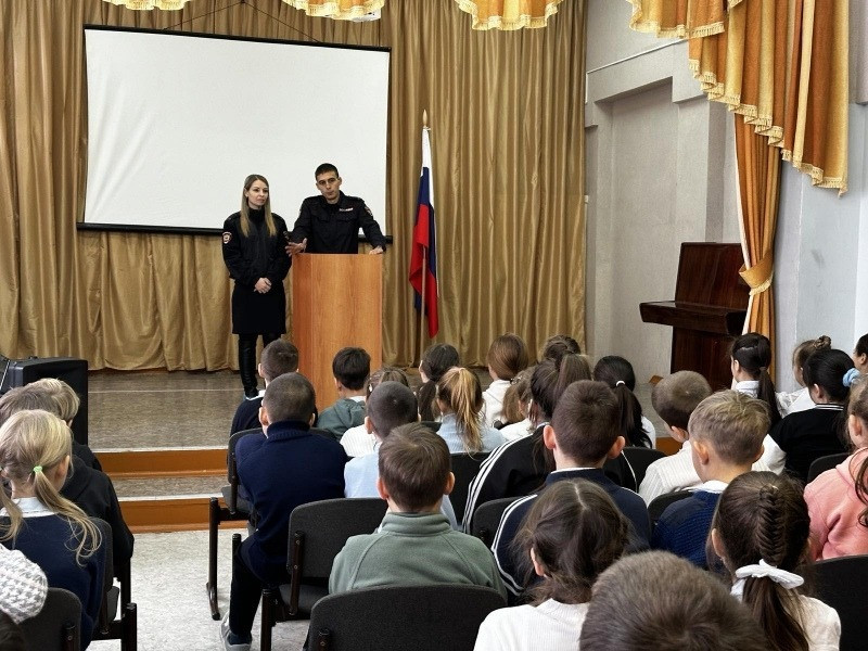 Самарские полицейские проводят профилактические беседы с подростками