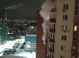 По словам жителей соседнего дома, горит квартира на 11-м этаже.