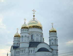 Патриарх Кирилл призвал не отвергать покинувших Россию людей, осознавших ошибку