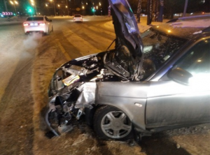 21-летний тольяттинский водитель, управляя автомобилем Lada Priora двигался по ул. 40 лет Победы и допустил наезд на снежный вал с последующим наездом на световую опору.