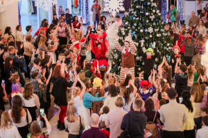 ТОАЗ поздравил жителей Тольятти с Новым годом, установив в городе праздничную иллюминацию и организовав цикл детских представлений во Дворце культуры «Тольяттиазот».