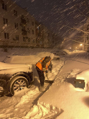 На борьбу с последствиями ночного снегопада в Самаре вышли сотрудники управляющих компаний