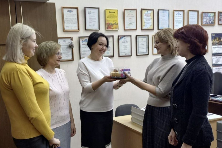 Накануне Дня Российской печати единороссы и партийный актив поздравляют сотрудников и ветеранов отрасли