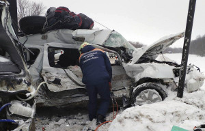 Для деблокирования погибших из аварийного автомобиля требовалась помощь спасателей.