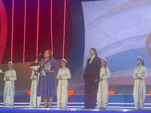 С победой Екатерину поздравил губернатор Дмитрий Азаров.