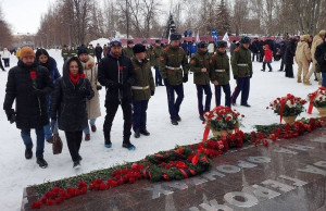 Члены молодежного совета самарского Росреестра возложили цветы в память о мужестве героев и защитников Ленинграда