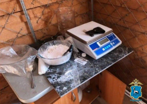 Судимый за грабеж 36-летний житель Алексеевского района Самарской области в частном доме оборудовал лабораторию по изготовлению наркотиков.